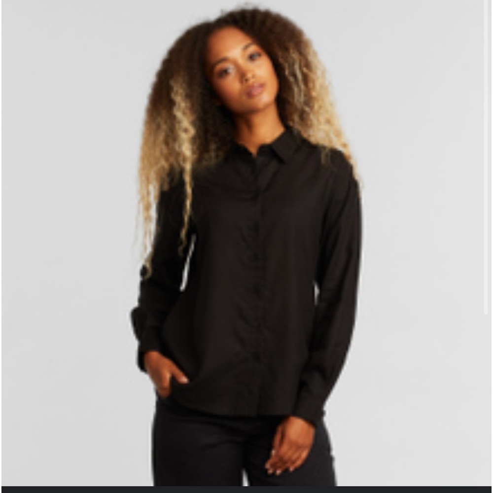 Like new Tahari button up shirt